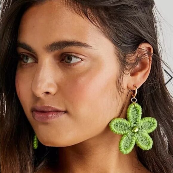 NEW NWT Free People Dahlia Crochet Huggie Hoops Green/Lime - Picture 1 of 6